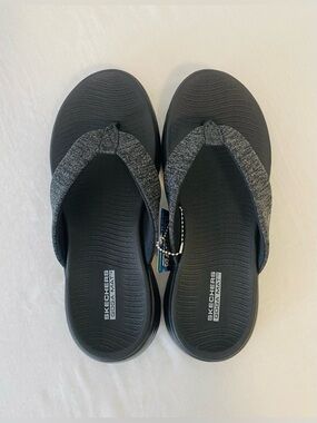 NWT Skechers Black and Heather Grey Foam Thong Sandals, Size 6